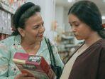 Christine-Hakim-dan-Ayushita-dalam-film-Just-Mom.jpg