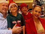 Christopher-dan-Kiki-Fatmala-bersama-dengan-anak-anaknya.jpg