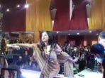 Dewi-Persik-manggung-di-acara-hajatan-tanpa-memperhatikan-protokol-kesehatan-1a.jpg