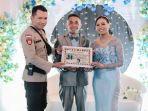 VIRAL Pengantin Dapat Piagam Duta Anti KDRT dari Bhabinkamtibnas di NTT saat Resepsi