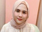Evelin-Nada-Anjani-mengenakan-hijab.jpg
