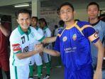 Faisal-Azmi-kanan-saat-kapten-PSMS-Donny-F-Siregar.jpg