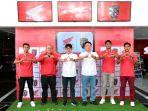 Foto-bersama-oleh-Chief-Executive-Astra-Motor-dan-CEO-Bali-United.jpg