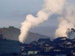 Gas-buang-keluar-dari-pipa-panas-bumi-Dieng.jpg