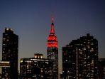 Gedung-Empire-State-berwarna-merah.jpg