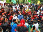 Gubernur-DKI-Jakarta-Anies-Baswedan-duduk-di-antara-massa.jpg