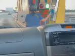 Ibu-ibu-naik-motor-masuk-tol.jpg