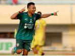 Jejen-Zaenal-Abidin-saat-bermain-untuk-Persatu-Tuban.jpg
