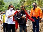 Jokowi-memberikan-jaketnya-kepada-pemuda-korban-bencana-alam-di-NTT.jpg