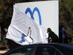 Karyawan-Facebook-menyingkap-logo-baru-dan-nama-Meta-pada-tanda-di-depan-kantor.jpg