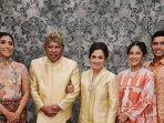Keluarga-suami-Dian-SatroAdiguna-Sutowo.jpg