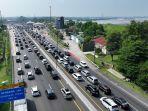 Kepadatan-kendaraan-jelang-Gerbang-Tol-Cikampek.jpg