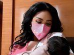Krisdayanti-menggendong-cucu-pertamanya-yang-lahir-dari-rahim-Aurel-Hermansyah.jpg