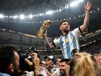 Lionel-Messi-mengangkat-trofi-Piala-Dunia-2022.jpg