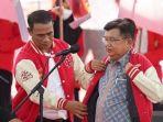 Mantan-Wakil-Presiden-Wapres-Jusuf-Kalla-JK-menyerahkan-tongkat-kepemimpinan.jpg