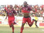 Mario-Aibekop-saat-gol-bagi-Martapura-FC.jpg