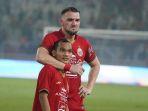 Marko-Simic-dan-Riko-Simanjuntak-ketika-berada-di-lapangan-memperkuat-Persija-Jakarta.jpg