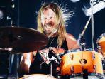 Mengenal-Sosok-Taylor-Hawkins-Drummer-Foo-Fighters-yang-Meninggal-di-Usia-50-Tahun.jpg