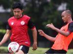 Muhammad-Amar-Prayogi-kiri-saat-sedang-berlatih-bersama-Semen-Padang-FC.jpg