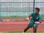 Muhammad-Ihsan-Ramadhani-penjaga-gawang-PSCS-Cilacap.jpg
