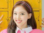 Nayeon-dalam-video-musik-POP.jpg