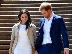 Pangeran-Harry-dari-Inggris-dan-istrinya-Meghan-berjalan-menuruni-tangga-Opera-House.jpg