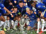 Para-pemain-Chelsea-berpose-dengan-trofi.jpg
