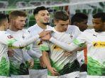 Para-pemain-Monchengladbach-merayakan-gol-rekan-satu-timnya.jpg