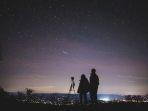 Pasangan-mengamati-bintang.jpg