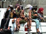 Pejuang-Taliban-berjaga-di-luar-bandara-di-Kabul-pada-31-Agustus-2021.jpg