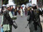 Pejuang-Taliban-berjalan-di-gerbang-masuk-utama-bandara-Kabul-2882021-a.jpg