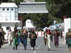 Pejuang-Taliban-berjalan-di-gerbang-masuk-utama-bandara-Kabul-2882021.jpg