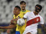 Pemain-Brazil-Casemiro-kiri-dan-pemain-Peru-Gianluca-Lapadula-kanan.jpg