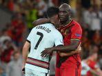 Pemain-depan-Belgia-Romelu-Lukaku-memeluk-pemain-depan-Portugal-Cristiano-Ronaldo.jpg