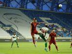 Pemain-timnas-Indonesia-Kushedya-Hari-Yudo-berduel-dengan-bek-Vietnam.jpg