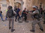 Pengunjuk-rasa-Palestina-lari-dari-pasukan-keamanan-Israel.jpg