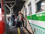 Penumpang-saat-naik-KA-Bandara-YIA-Jumat-1792021.jpg