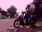 Persiapan-memulai-aktivitas-dengan-mengendarai-Honda-Scoopy.jpg