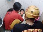 Petugas-Damkar-Kota-Cimahi-saat-melepi-dalam-toilet-Kamis-30112023.jpg