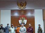 Petugas-KPK-menunjukkan-sejumlah-barang-bukti.jpg