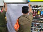 Petugas-Satpol-PP-Jakarta-Barat-menutup-etalase-rokok.jpg