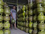 Petugas-menata-tabung-gas-LPG-berukuran-3-kg.jpg