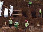 Petugas-mengubur-jenazah-terkait-Covid-19-di-Taman-Pemakaman-Umum-TPU-Srengseng-Sawah.jpg