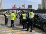 Polisi-berjaga-di-checkpoint-untuk-melihat-hasil-tes-Covid-19.jpg