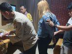Polisi-mengamankan-waria-bernama-Vidya-alias-Sindi.jpg