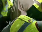 Polisi-mengevakuasi-kades-wanita-di-Sidoarjo-yang-digembok-warganya.jpg