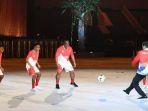 Presiden-Joko-Widodo-bermain-sepak-bola-bersama-legenda-sepakbola-Papua-Jack-Komboy.jpg