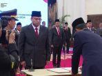 Presiden-Joko-Widodo-menandatangani-berita-acara-pelantikan-Angga-Raka-Prabowo.jpg