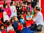 Presiden-Joko-Widodo-menyerahkan-bantuan-kepada-anak-anak-korban-gempa-Cianjur.jpg