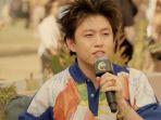 Rich-Brian-saat-wawancara-dalam-acara-Coachella-2022.jpg